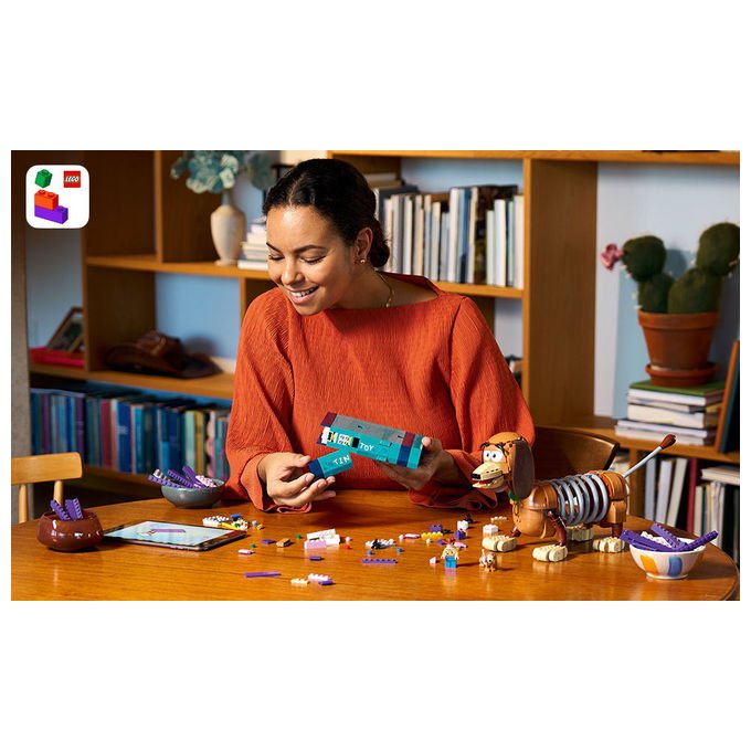Lego 43301 Disney Pixar Fermalibri di Slinky Toy Story Set da Costruzione per Adulti 1307 Pezzi con Minifigure di Woody