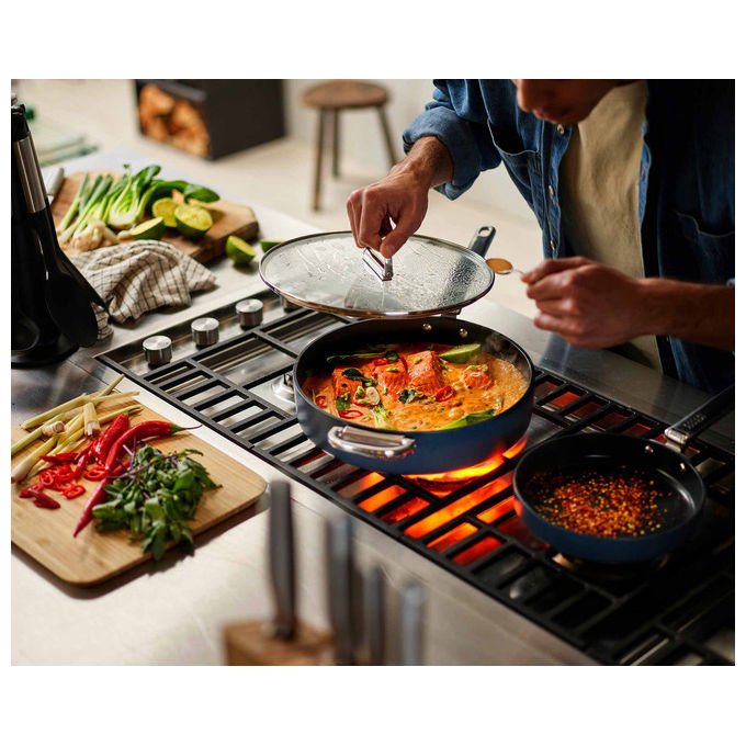 Joseph Joseph SPACE28BLU Padella con Manico Pieghevole SwingLock Rivestimento Ceramico Antiaderente Adatta a Tutti i Piani di Cottura incluso Induzione Fino a 232°C Lavastoviglie Consigliato Lavaggio a Mano colore Blu