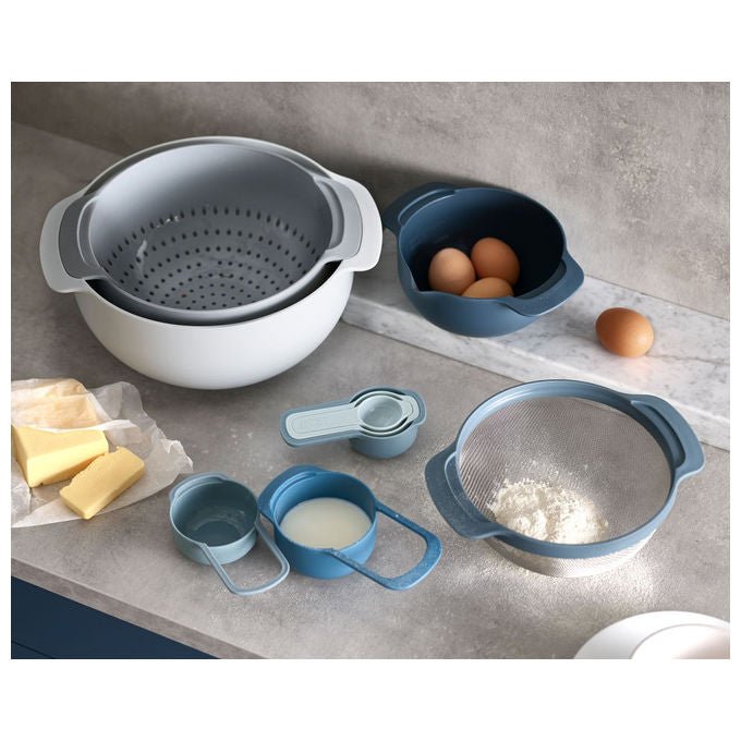 Joseph Joseph 40112 NEST Set Ciotole da Cucina 9 Pezzi con Colino e Misurini Plastica Impilabile Lavabile in Lavastoviglie Fondo Antiscivolo colore Blu