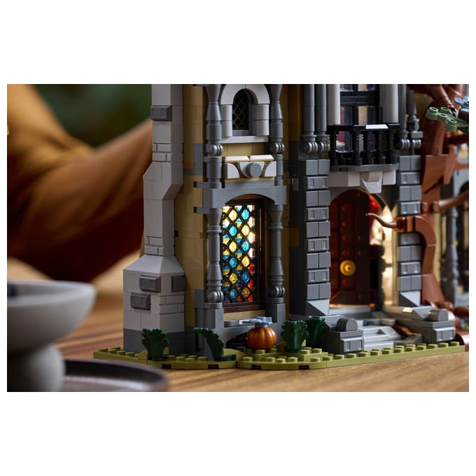 Lego 11383 Icons Kit di Modellismo per Adulti con 1420 Pezzi Minifigure Fosforescenti e Interni Gotici colore Nero