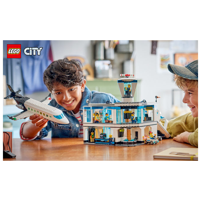 Lego 60502 City Aeroporto con Aereo Set da Costruzione 887 Pezzi 9 Minifigure 8+