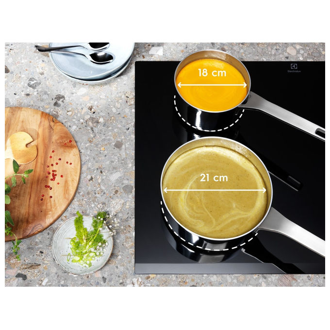 Electrolux EIS82449C Serie 700 SenseBoil – Piano cottura a induzione, 80 cm, 4 zone, Funzione SenseBoil con Controllo Automatico dell’Ebollizione e Comandi Touch Slider, Colore Nero