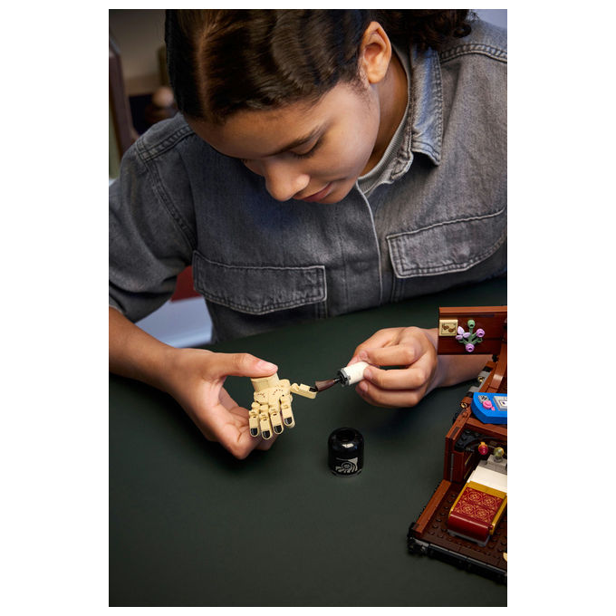 Lego Appartamento di Mano Mercoledì Playset con Minidoll Enid 828 Pezzi