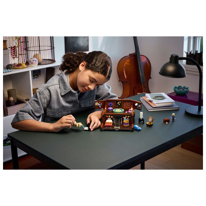 Lego Appartamento di Mano Mercoledì Playset con Minidoll Enid 828 Pezzi