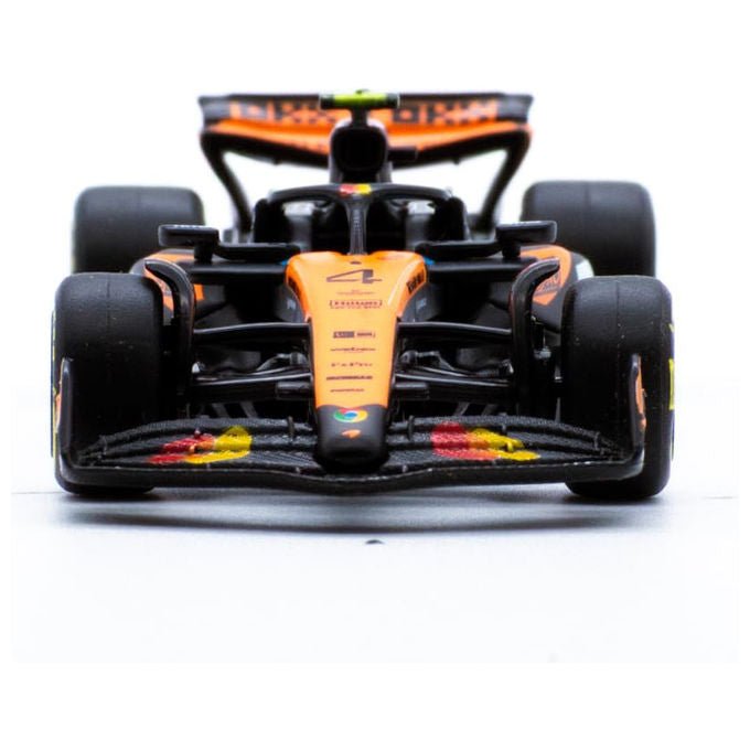 Bburago, Modellino Auto da Corsa McLaren MCL39 No.4 Lando Norris, 1-64, Stagione 2025