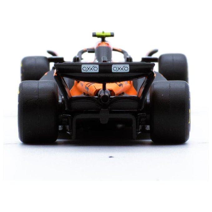 Bburago, Modellino Auto da Corsa McLaren MCL39 No.4 Lando Norris, 1-64, Stagione 2025