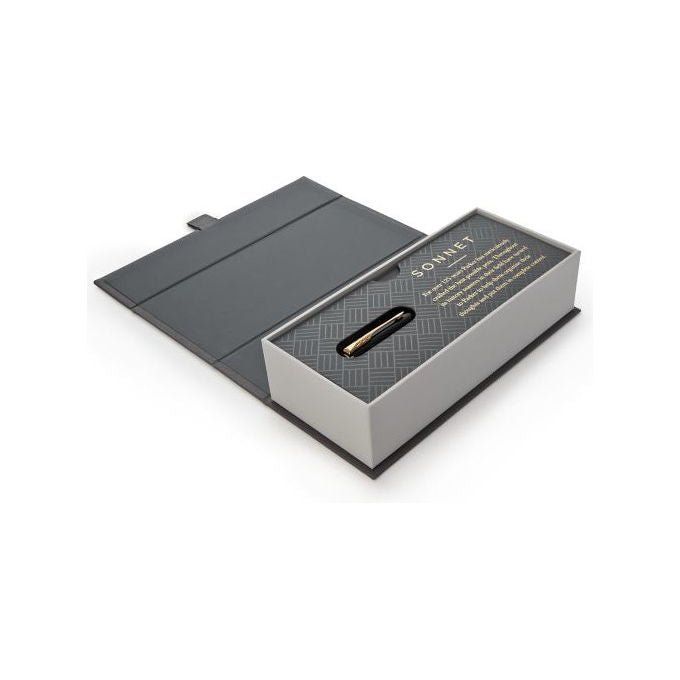 Parker, Penna Stilografica Sonnet, Nera con Rifiniture Dorate, Pennino Fine
