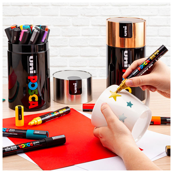 Posca Uni Posca, Set 18 Pennarelli Acrilici Assortiti, Punta Media 2,5 mm, Colori per Tessuti, Legno, Gift Box Argento