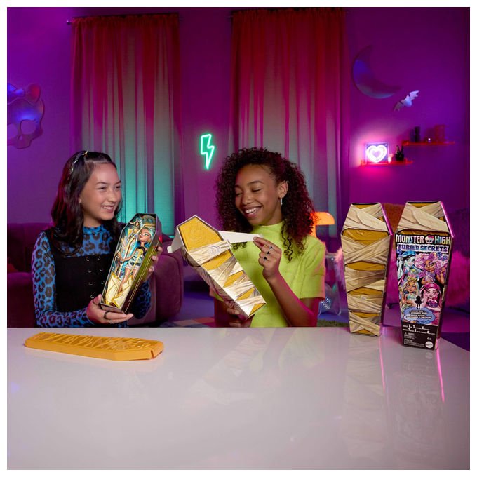 Monster High Buried Secrets Bambola Cozy Creepover con 5 Accessori Giocattolo per Bambini
