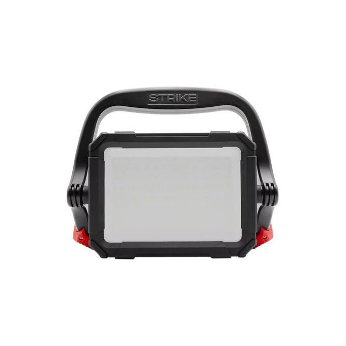 Century Strike proiettore LED portatile ricaricabile 50W, 4500 lm, 5700K, IP54, IK10, base magnetica, USB C, M4500