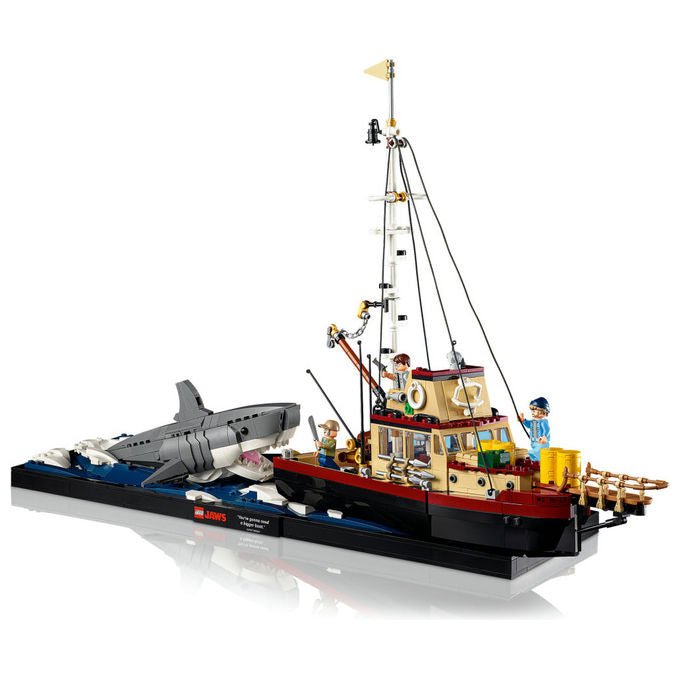 Lego Ideas 21350 Lo squalo, set da costruzione per adulti, diorama da collezione, 1497 pezzi, 3 minifigure, eta' 18+