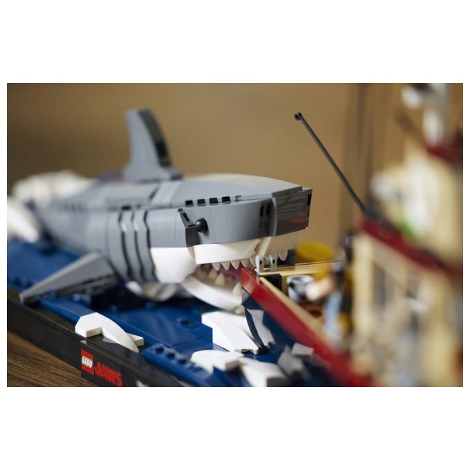 Lego Ideas 21350 Lo squalo, set da costruzione per adulti, diorama da collezione, 1497 pezzi, 3 minifigure, eta' 18+