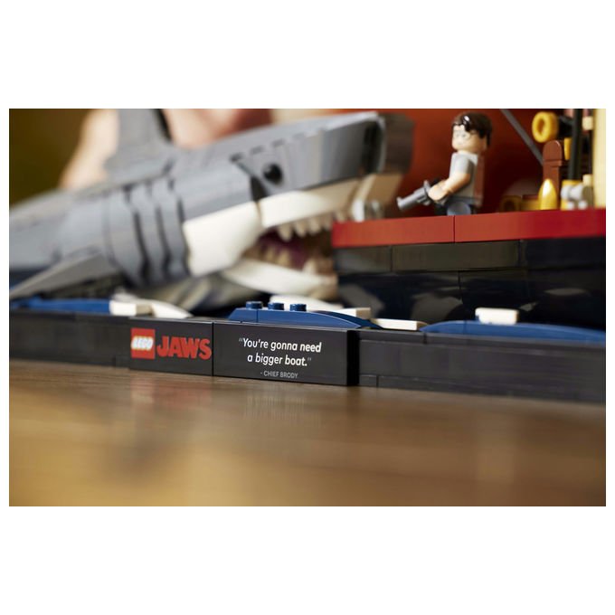Lego Ideas 21350 Lo squalo, set da costruzione per adulti, diorama da collezione, 1497 pezzi, 3 minifigure, eta' 18+