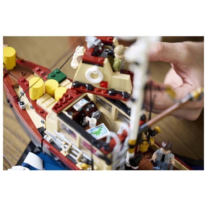 Lego Ideas 21350 Lo squalo, set da costruzione per adulti, diorama da collezione, 1497 pezzi, 3 minifigure, eta' 18+