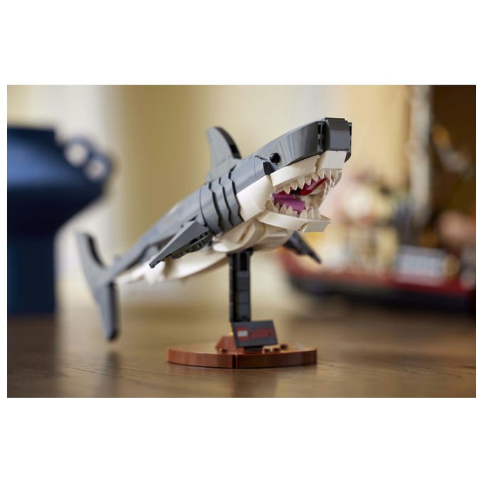 Lego Ideas 21350 Lo squalo, set da costruzione per adulti, diorama da collezione, 1497 pezzi, 3 minifigure, eta' 18+