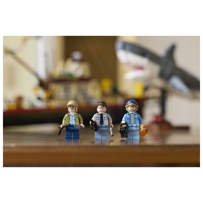 Lego Ideas 21350 Lo squalo, set da costruzione per adulti, diorama da collezione, 1497 pezzi, 3 minifigure, eta' 18+