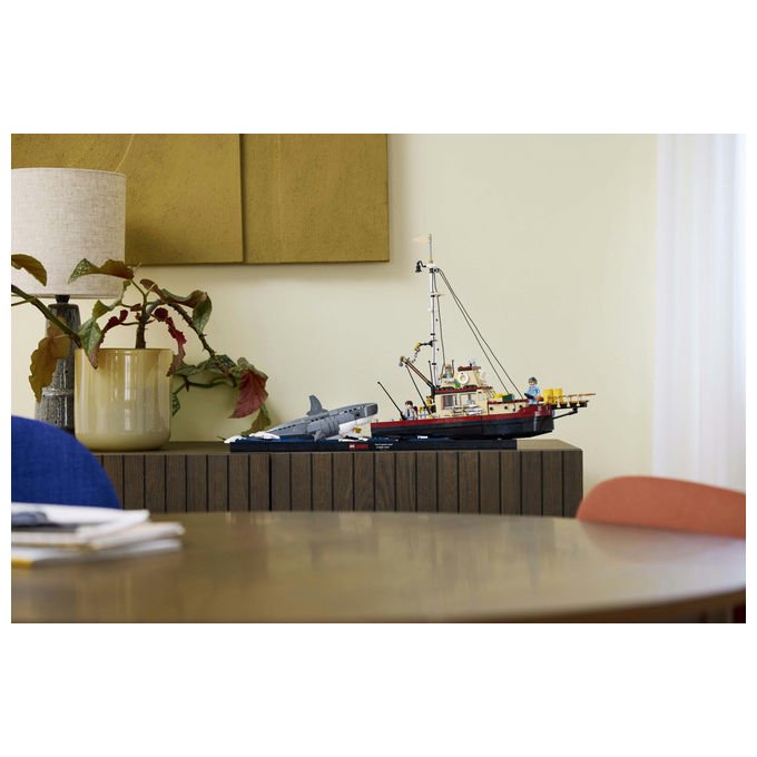 Lego Ideas 21350 Lo squalo, set da costruzione per adulti, diorama da collezione, 1497 pezzi, 3 minifigure, eta' 18+