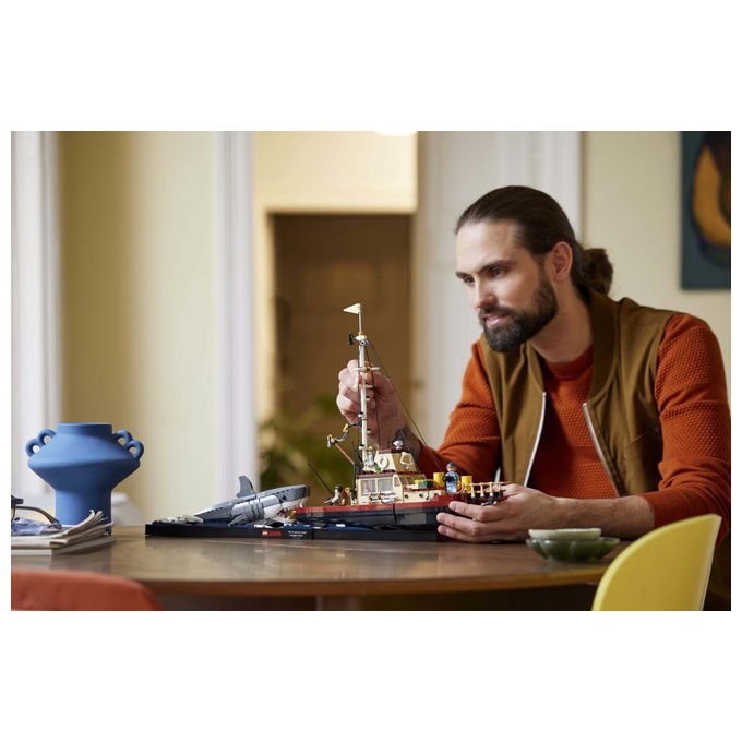 Lego Ideas 21350 Lo squalo, set da costruzione per adulti, diorama da collezione, 1497 pezzi, 3 minifigure, eta' 18+