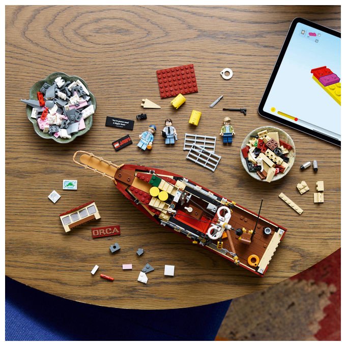Lego Ideas 21350 Lo squalo, set da costruzione per adulti, diorama da collezione, 1497 pezzi, 3 minifigure, eta' 18+
