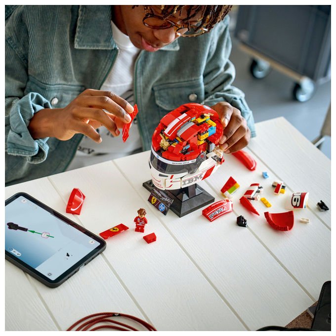 Lego 43014 Editions Casco di Charles Leclerc Scuderia Ferrari HP Set da Costruzione 886 pezzi con Minifigure F1 colore Multicolore