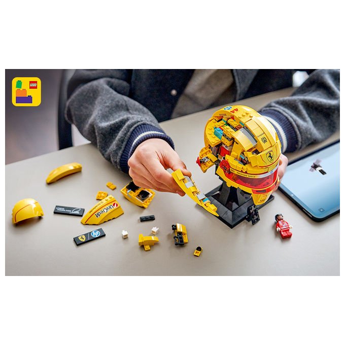 Lego 43022 Editions Casco di Lewis Hamilton Scuderia Ferrari HP 884 pezzi con Minifigure F1 da Collezione colore Multicolore