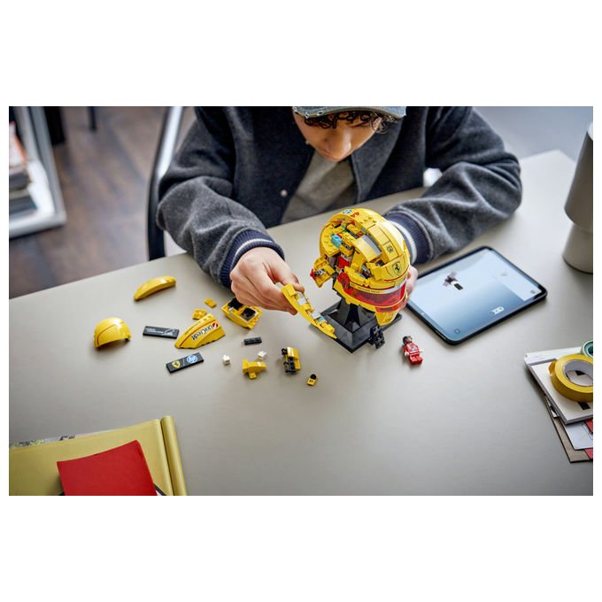 Lego 43022 Editions Casco di Lewis Hamilton Scuderia Ferrari HP 884 pezzi con Minifigure F1 da Collezione colore Multicolore