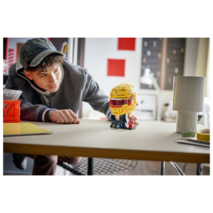 Lego 43022 Editions Casco di Lewis Hamilton Scuderia Ferrari HP 884 pezzi con Minifigure F1 da Collezione colore Multicolore