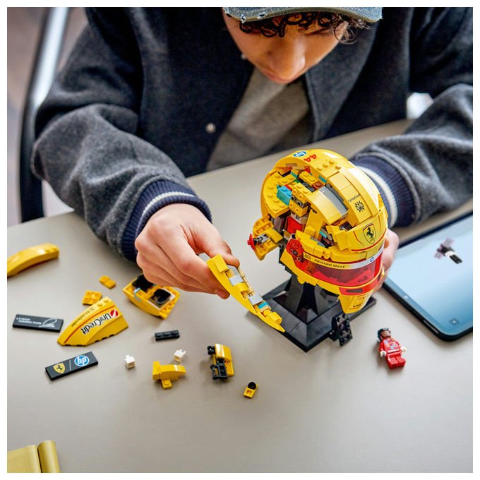 Lego 43022 Editions Casco di Lewis Hamilton Scuderia Ferrari HP 884 pezzi con Minifigure F1 da Collezione colore Multicolore