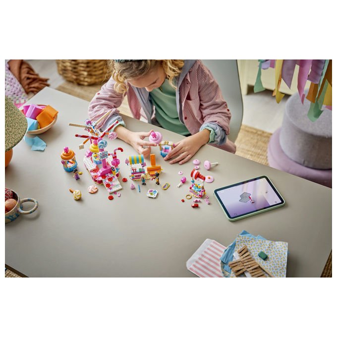 Lego 42700 Friends Ruota Panoramica Dolci e Cupcake Set da costruzione 602 pezzi 3 Mini Bamboline 7 anni colore Multicolore