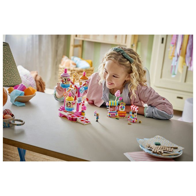 Lego 42700 Friends Ruota Panoramica Dolci e Cupcake Set da costruzione 602 pezzi 3 Mini Bamboline 7 anni colore Multicolore