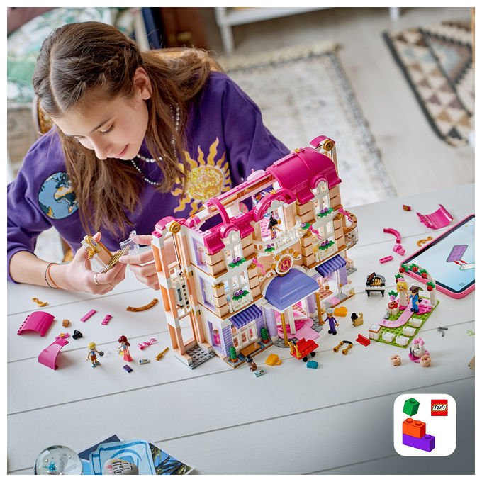 Lego 42704 Friends Grand Hotel di Heartlake City Set da costruzione 1406 pezzi 6 Mini Bamboline 2 Animali colore Multicolore