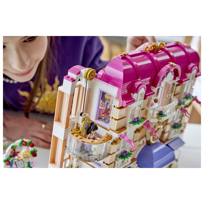 Lego 42704 Friends Grand Hotel di Heartlake City Set da costruzione 1406 pezzi 6 Mini Bamboline 2 Animali colore Multicolore