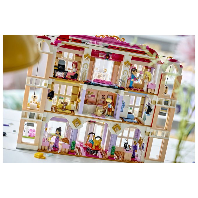 Lego 42704 Friends Grand Hotel di Heartlake City Set da costruzione 1406 pezzi 6 Mini Bamboline 2 Animali colore Multicolore