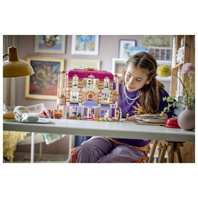 Lego 42704 Friends Grand Hotel di Heartlake City Set da costruzione 1406 pezzi 6 Mini Bamboline 2 Animali colore Multicolore