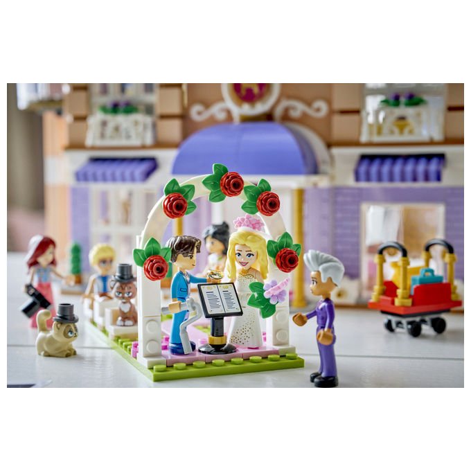 Lego 42704 Friends Grand Hotel di Heartlake City Set da costruzione 1406 pezzi 6 Mini Bamboline 2 Animali colore Multicolore