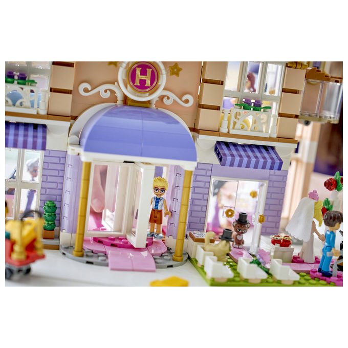 Lego 42704 Friends Grand Hotel di Heartlake City Set da costruzione 1406 pezzi 6 Mini Bamboline 2 Animali colore Multicolore
