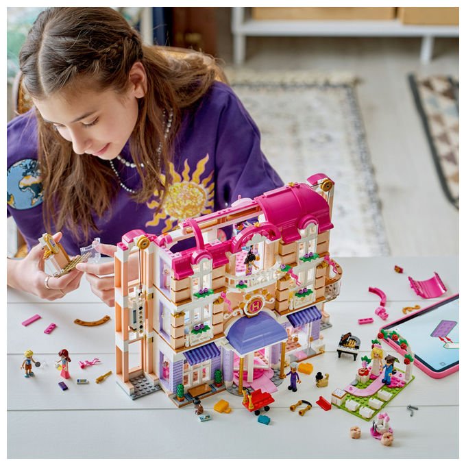 Lego 42704 Friends Grand Hotel di Heartlake City Set da costruzione 1406 pezzi 6 Mini Bamboline 2 Animali colore Multicolore