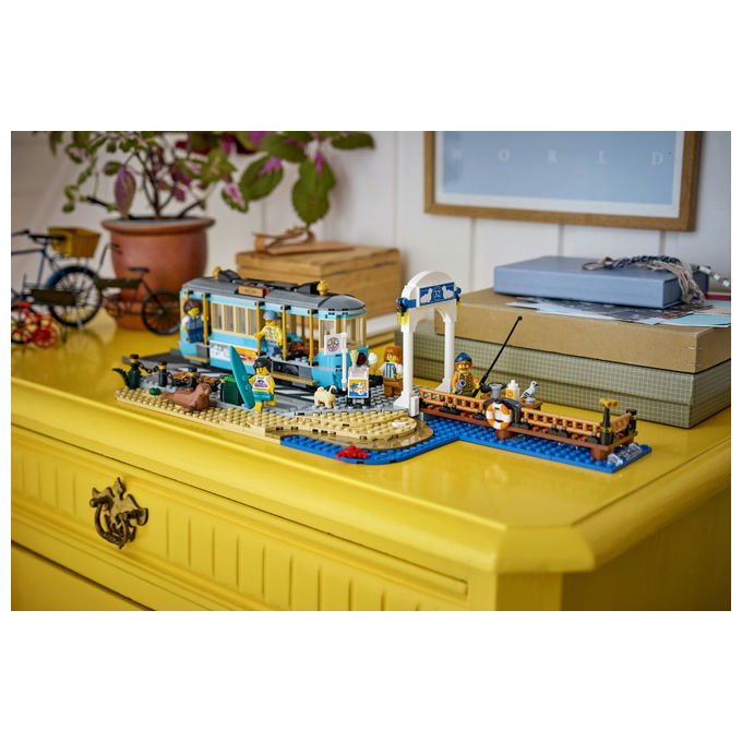 Lego 60506 City Tram Classico della Spiaggia Set da Costruzione 693 Pezzi 5 Minifigure per Bambini 7+