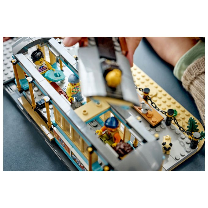 Lego 60506 City Tram Classico della Spiaggia Set da Costruzione 693 Pezzi 5 Minifigure per Bambini 7+