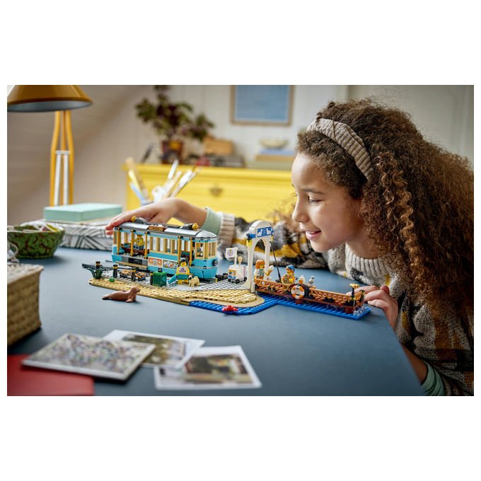 Lego 60506 City Tram Classico della Spiaggia Set da Costruzione 693 Pezzi 5 Minifigure per Bambini 7+