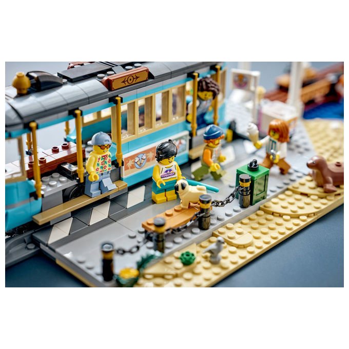 Lego 60506 City Tram Classico della Spiaggia Set da Costruzione 693 Pezzi 5 Minifigure per Bambini 7+