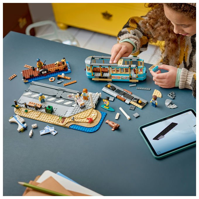Lego 60506 City Tram Classico della Spiaggia Set da Costruzione 693 Pezzi 5 Minifigure per Bambini 7+