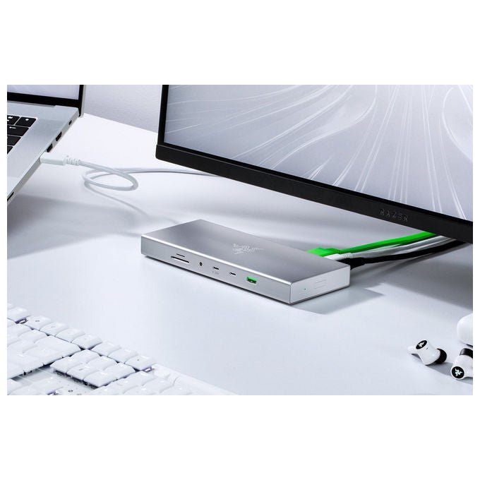 Razer RC21-02280200-R3EK USB4 Docking Station 14 porte USB-C 4K 120Hz Gigabit Ethernet 100W colore Argento