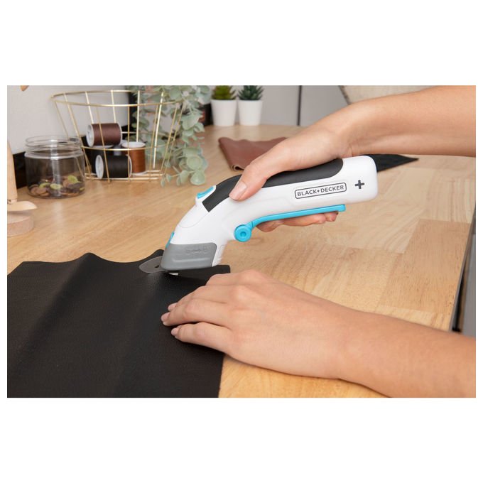Black and Decker BCSC115-XJ Forbici Elettriche 3.6V con 2 Lame Autonomia 40 min Ricarica USB-C colore Nero