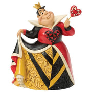 Enesco 6017854 Disney Traditions Statuetta Regina di Cuori in abito rosso e nero con dettagli rosemaling e patchwork colore Rosso