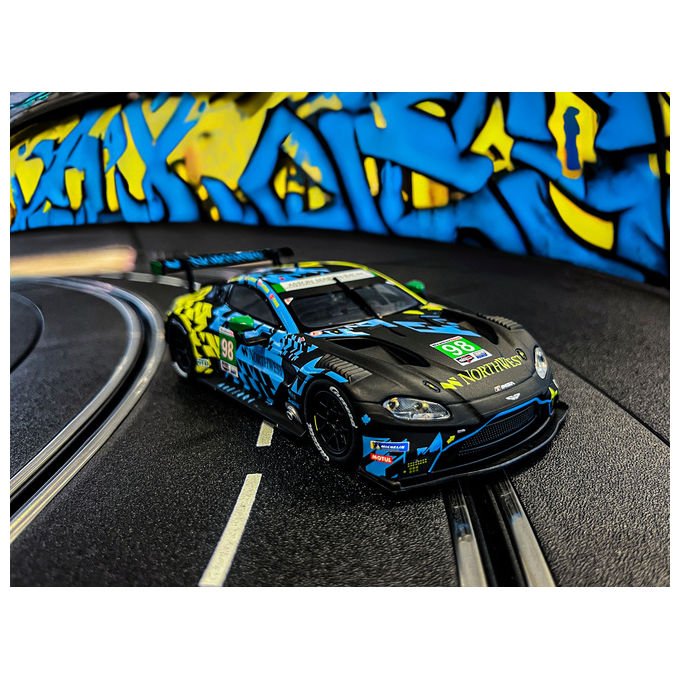 Carrera CRR20032022 Slot Car Aston-Martin Vantage GT3 1:32 con luci funzionanti e motore 18.000 rpm colore Nero