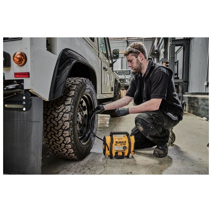 Dewalt DCC018N-XJ Gonfiatore 18V XR con Manometro Digitale Pressione Max 11 bar Alimentazione 12V e 240V colore Nero Giallo