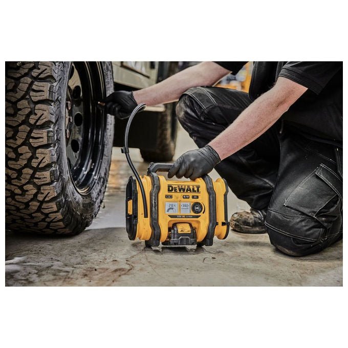 Dewalt DCC018N-XJ Gonfiatore 18V XR con Manometro Digitale Pressione Max 11 bar Alimentazione 12V e 240V colore Nero Giallo