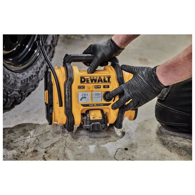 Dewalt DCC018N-XJ Gonfiatore 18V XR con Manometro Digitale Pressione Max 11 bar Alimentazione 12V e 240V colore Nero Giallo