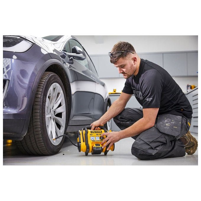 Dewalt DCC018N-XJ Gonfiatore 18V XR con Manometro Digitale Pressione Max 11 bar Alimentazione 12V e 240V colore Nero Giallo